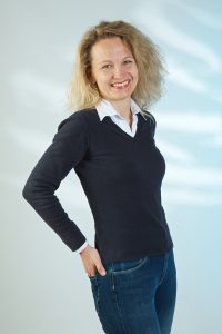 Mein Name ist Silvia Huber.
Hier zeige ich mich von Kopf bis Fuss, damit Du einen Eindruck von mir bekommst.
Ich bin 1972 in Wien geboren. Ich lächle Dich an und zeige Dir, dass ich gerne Kontakt zu Dir aufnehmen möchte.
